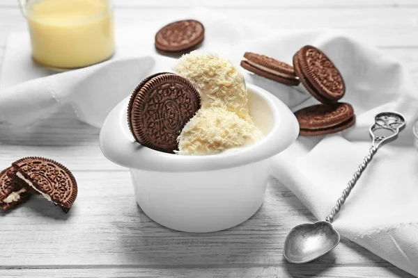 Смачне морозиво з кокосовими пластівцями та шоколадним печивом — стокове фото