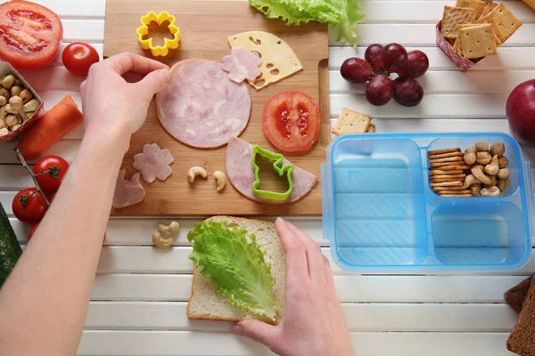 Vrouw maken lekkere sandwich — Stockfoto