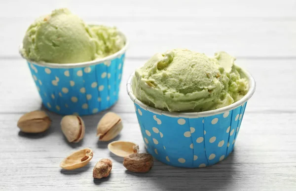 Copos com delicioso sorvete e pistache nozes — Fotografia de Stock