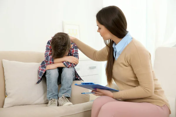 Psicólogo infantil trabajando con un niño pequeño — Foto de Stock