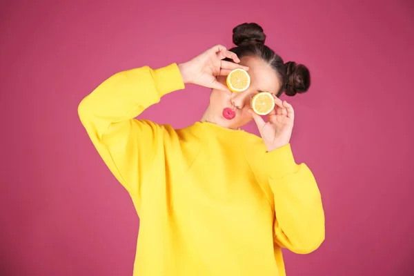 Bella giovane donna con limone — Foto Stock