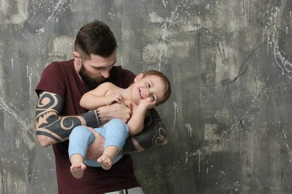 Joven hombre sosteniendo pequeño niño — Foto de Stock