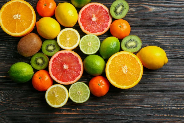 Mooie compositie van tropische vruchten — Stockfoto