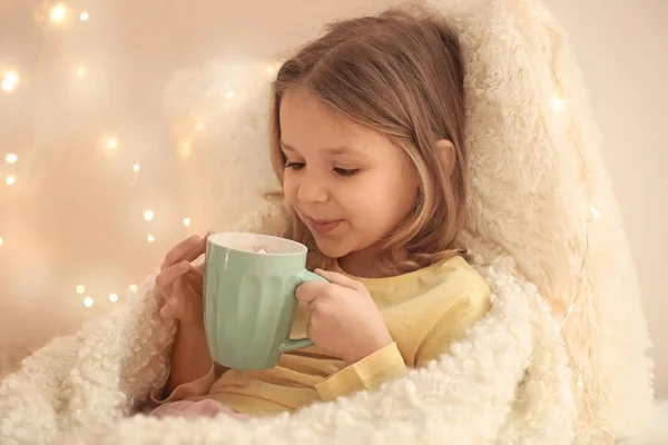 Девочка пьет горячий шоколад — стоковое фото