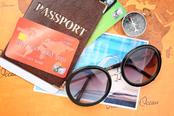 Cartes de crédit avec passeport et billet — Photo