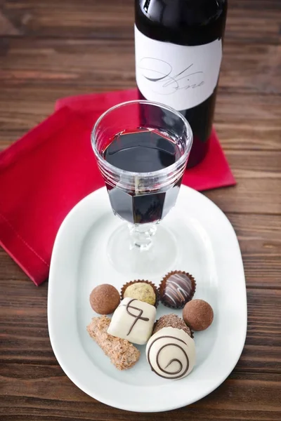 Red wine and assorted chocolates — Stock Photo, Image