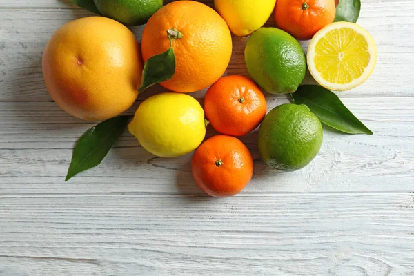 Hermosa composición de frutas tropicales — Foto de Stock