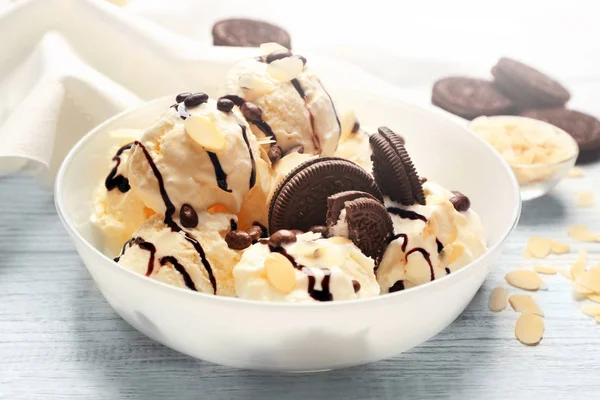 Delicious ice cream with chocolate cookies — Stock Photo, Image