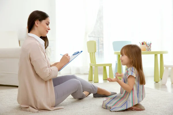 Psicólogo infantil trabajando con una niña — Foto de Stock