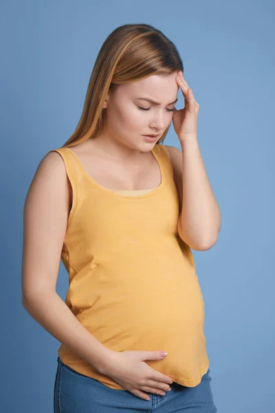 Mujer embarazada que sufre de dolor de cabeza — Foto de Stock