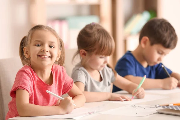 Niños dibujando en clase —  Fotos de Stock