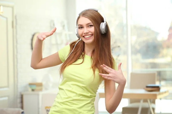 Beautiful young woman listening to music — Stock Photo, Image