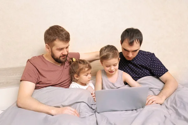 Mannelijke homo paar met kinderen — Stockfoto