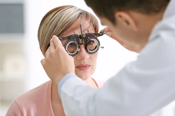 Oftalmologista examinando olhos de mulher — Fotografia de Stock