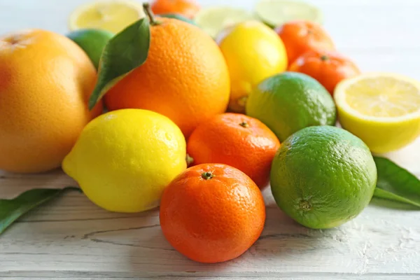 Hermosa composición de frutas tropicales —  Fotos de Stock