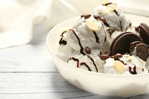Delicious ice cream with chocolate cookies — Stock Photo, Image