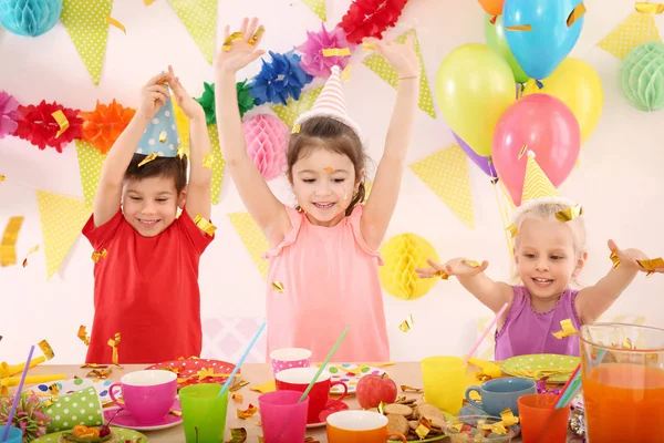 Aranyos kis gyerekek ünneplő születésnapi party — Stock Fotó