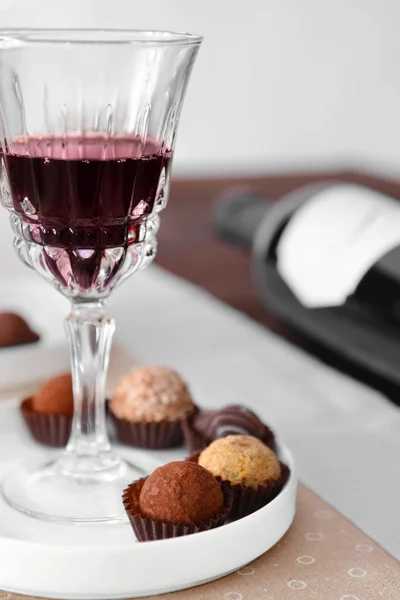 Vino rosso e cioccolata assortita — Foto Stock