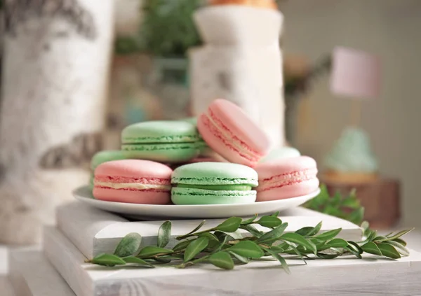 Placa de macarons na barra de doces — Fotografia de Stock