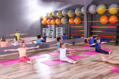 Beden eğitimi ders okul spor salonunda çocuklara