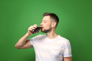 Yakışıklı adam suyu ile poz