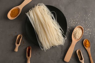 Pirinç Noodle ve baharat ile plaka  
