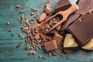 Beyaz arka plan üzerinde kırık çikolata parçaları