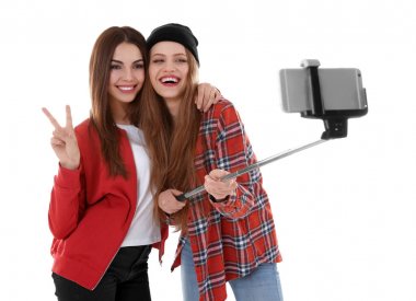 Mutlu genç kadın selfie alarak