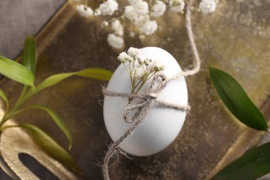 Paskalya yortusu yumurta çiçeklerle süslenmiş