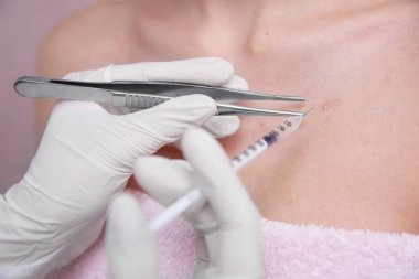 Kadın ziyaret dermatolog