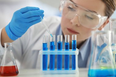 Bilim adamı bırakarak örnek