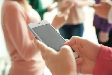 Akıllı telefonlu erkek eller