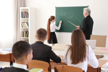 Liseli kızlar sınıfta blackboard, cevap