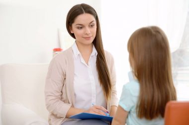 Genç çocuk psikologu küçük kız ile çalışma