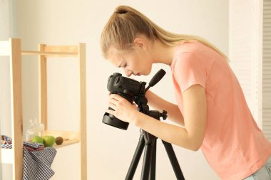 Genç kadın gıda fotoğrafçılığı 