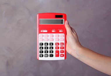 El tutma kırmızı hesap makinesi