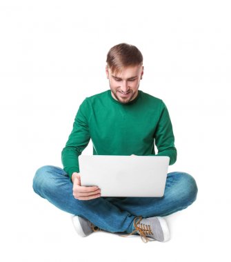 Genç programcı dizüstü bilgisayar kullanarak