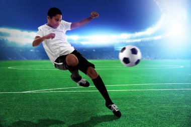 çocuğun futbol oynama