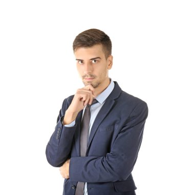 Beyaz arka plan üzerinde şık elbiseli yakışıklı adam