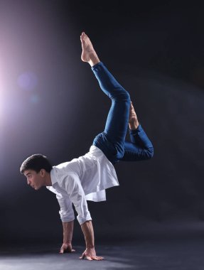 Yakışıklı genç balet 