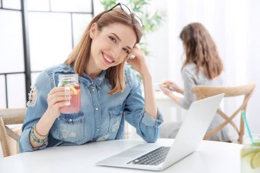 limonata ile genç kadın 