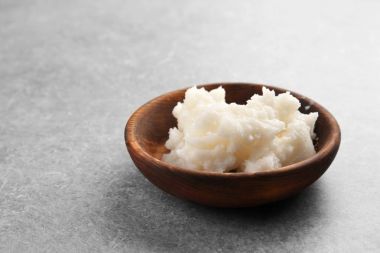 Taze hindistan cevizi yağı ile kase