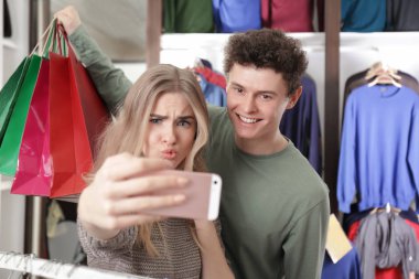 Genç mutlu çift alarak selfie modern dükkanda