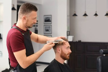 Modern erkek saç modeli yapma berber