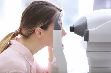 Genç kadın optisyen ziyaret