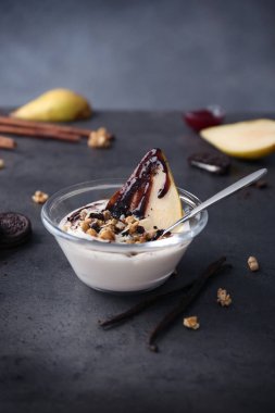 Lezzetli tatlı yoğurt ile 