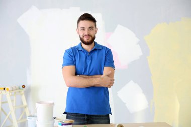 Yakışıklı genç dekoratör 