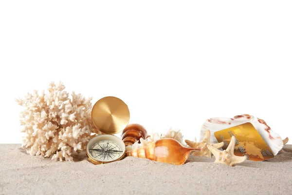 Sand mit Kreditkarte und Korallen — Stockfoto