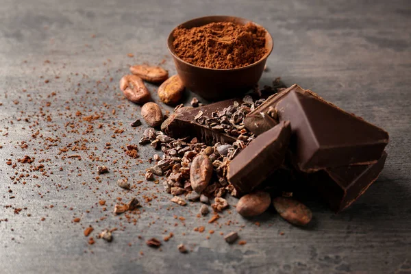 Cacaobonen en stukjes chocolade — Stockfoto