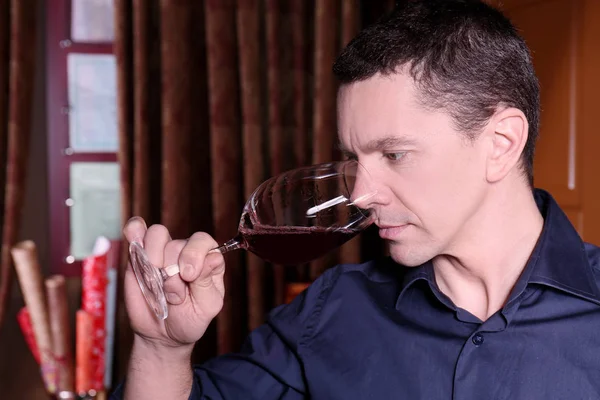 Yakışıklı adam kırmızı şarap tadımı — Stok fotoğraf